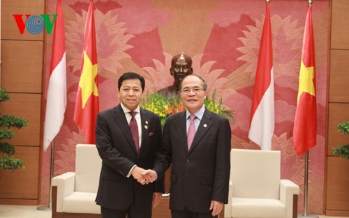 NA Chairman Nguyen Sinh Hung receives Speaker of Indonesian House of Representatives - ảnh 1